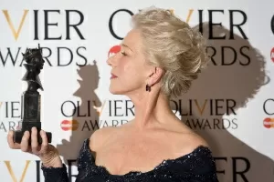 28.abr.2013 - A atriz britânica Helen Mirren posa com seu prêmio de melhor atriz no Lawrence Olivier Awards, premiação de teatro na Royal Opera House de Londres - Leon Neal/AFP Photo