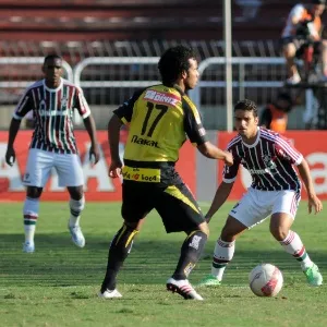 28.abr.2013 - Jean (dir) e Digão, do Fluminense, se aplicam na marcação durante jogo contra o Volta Redonda, pela semifinal do Campeonato Carioca - Rossana Fraga/Photocamera