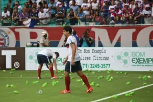 Jogadores do Bahia recolhem caxirolas atiradas em campo pela torcida tricolor - Leogump Carvalho / Frame