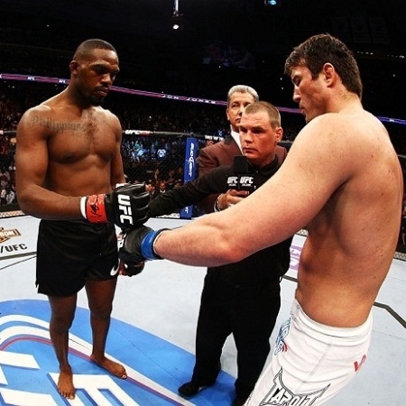 Jon Jones cumprimenta Chael Sonnen antes de luta pelo UFC 159 - Josh Hedges/Zuffa LLC/Zuffa LLC/Getty Images