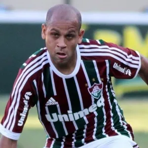 28.abr.2013 - Lateral Carlinhos, do Fluminense, tenta drible durante jogo contra o Volta Redonda, pela semifinal do Campeonato Carioca - Rossana Fraga/Photocamera