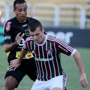 28.abr.2013 - Meia Wagner, do Fluminense, protege a bola durante jogo contra o Volta Redonda, pela semifinal do Campeonato Carioca - Rossana Fraga/Photocamera
