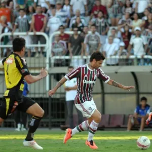 28.abr.2013 - Rafael Sóbis, do Fluminense, tenta finalização durante jogo contra o Volta Redonda, pela semifinal do Campeonato Carioca - Rossana Fraga/Photocamera