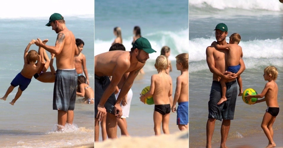 28.abr.2013 - Sem Fernanda Lima, Rodrigo Hilbert brinca com os filhos em praia do Leblon