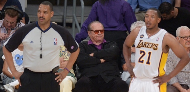 Torcedor fanático dos Lakers, ator Jack Nicholson faz cara feia durante derrota para os Spurs - AFP PHOTO/JOE KLAMAR