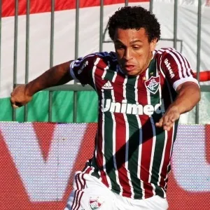 28.abr.2013 - Wellington Nem (dir), do Fluminense, tenta arrancada durante o jogo contra o Volta Redonda, pela semifinal do Campeonato Carioca - Rossana Fraga/Photocamera