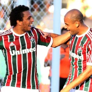 28.abr.2013 - Wellington Nem (esq) comemora após fazer o segundo do Fluminense contra o Volta Redonda, pela semifinal do Campeonato Carioca - Rossana Fraga/Photocamera