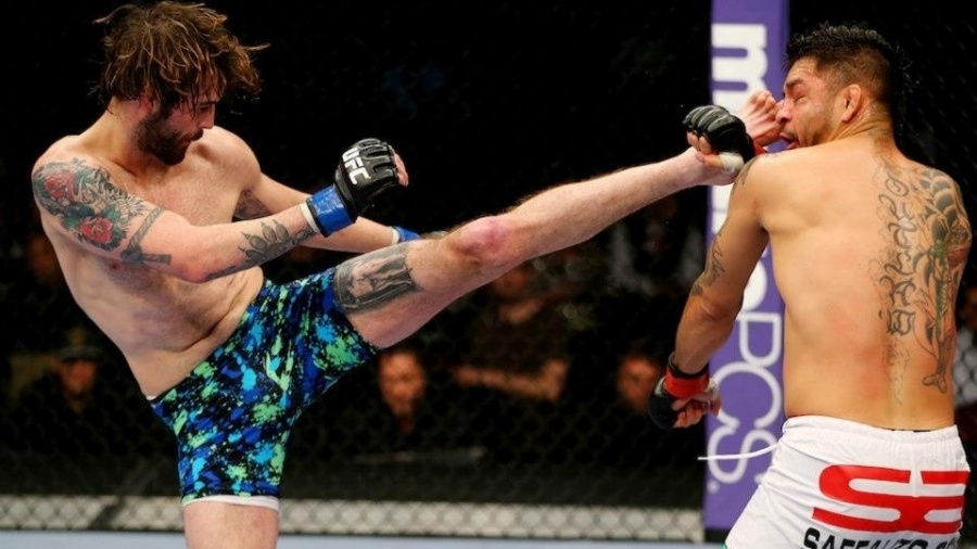 Cody McKenzie (esquerda) em luta pelo UFC, em 2013 - Divulgação/UFC