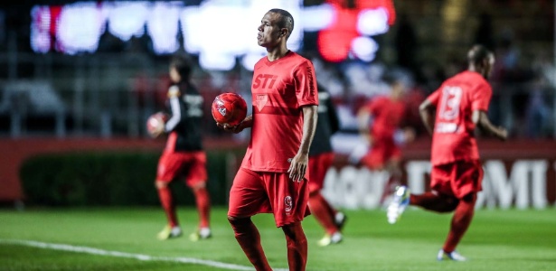 Luis Fabiano veste uniforme, conforme campanha "Vermelho, a cor da raça" - Leandro Moraes/UOL