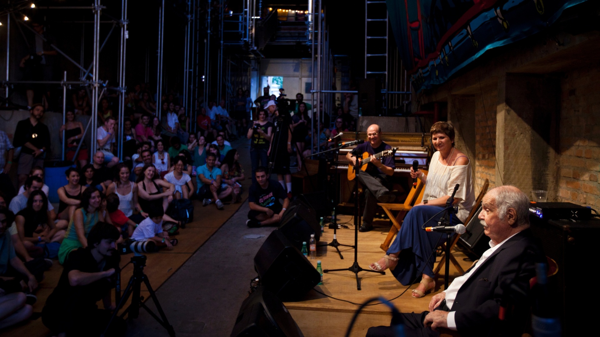 10.mar.2013 - Paulo Vanzolini acompanhado de Ana Bernardo e Italo Peron (violao) se apresenta no 'El Grande Conserto' no Teatro Oficina - Ze Carlos Barretta/Folhapress
