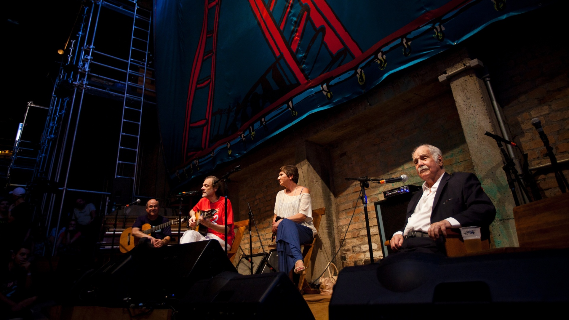 10.mar.2013 - Paulo Vanzolini se apresentou pela última vez durante evento no Teatro Oficina - Ze Carlos Barretta/Folhapress