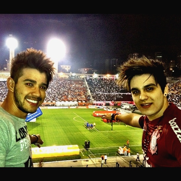 27.abr.2013 - Os sertanejos Gusttavo Lima e Luan Santana assistem juntos a uma partida do time paulistano Corinthians no estádio do Pacaembu, em São Paulo. "Olha eu e o @luansantana é noixxx nego véiooo!!!", escreveu Gusttavo em seu Instagram