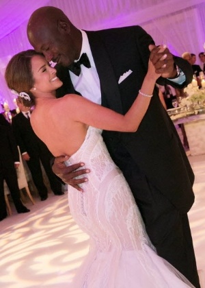 Michael Jordan dança com Yvette Prieto, durante festa de casamento