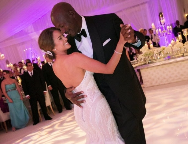 27.abr.2013: Michael Jordan dança com Yvette Prieto, durante sua festa de casamento com a ex-modelo, em um luxuoso campo de golfe em Miami