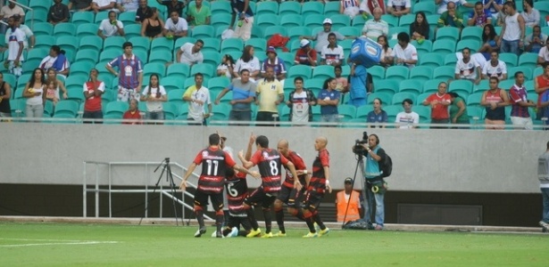 Jogadores do Vitória comemoram gol rubro-negro em frente à torcida do Bahia - Divulgação