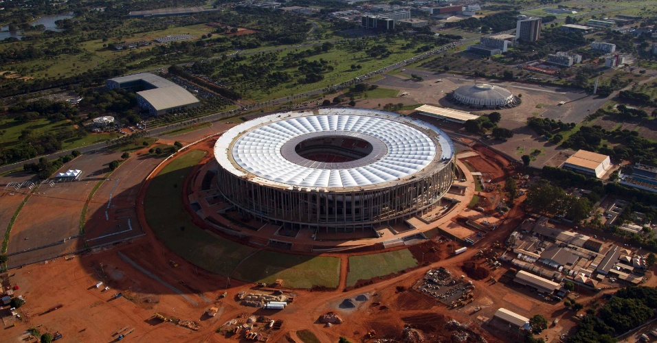 28.abr.2013 - Visão aérea do estádio Mané Garrincha, em Brasília