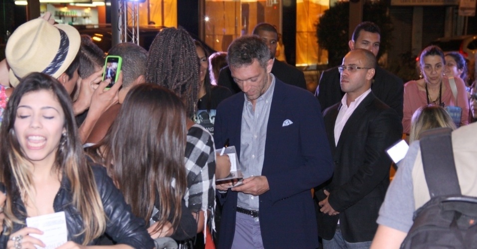 29.abr.2013 -  O ator Vincent Cassel distribui autógrafos durante o lançamento de seu filme "Em Transe", no cine Leblon, no Rio