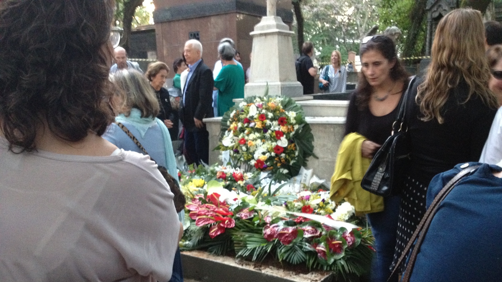 29.abr.2013 - O compositor Paulo Vanzolini é enterrado em São Paulo, acompanhado por amigos - Mariana Pasini / UOL