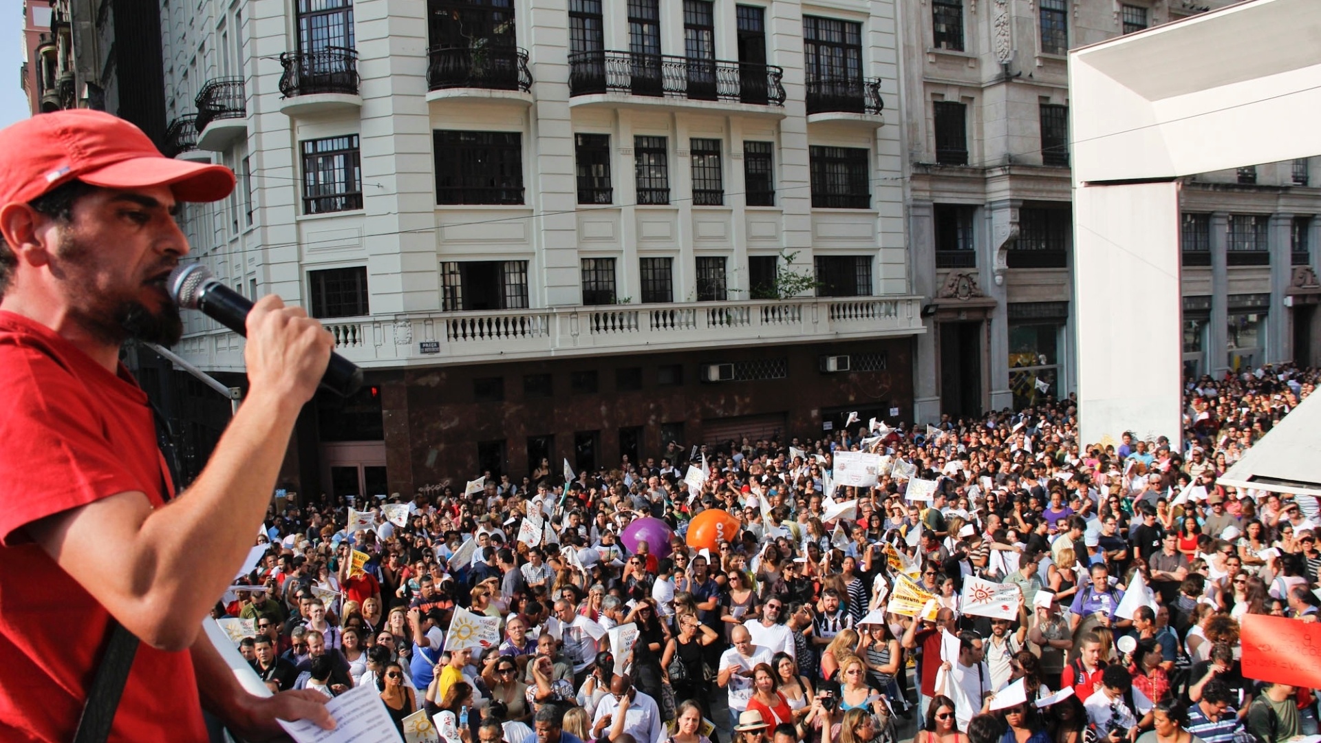 29.abr.2013 - Professores da rede municipal de São Paulo realizam manifestação nesta segunda-feira (29), em frente ao prédio da prefeitura, na rua Líbero Badaró, que chegou a ser fechada pelos manifestantes. No momento, o viaduto do Chá está interditado por conta da manifestação. Entre outras reivindicações, os professores pedem aumento salarial, diminuição da quantidade de aluno por sala e segurança aos profissionais nas escolas - Mariana Topfstedt/ Sigmapress/ Estadão Conteúdo