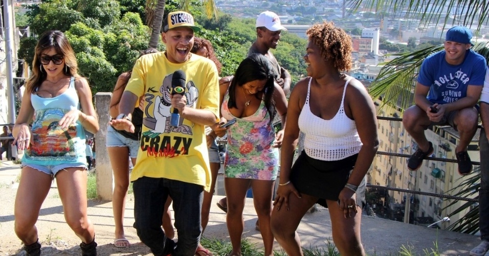 29.abr.2013 - Sabrina Sato dança com o MC Tarapi, cantor de "Novinha Safadinha", e com mulheres do Morro da Providência, no Rio, para as gravações do quadro "Funk Zike da Comunidade", do "Pânico"