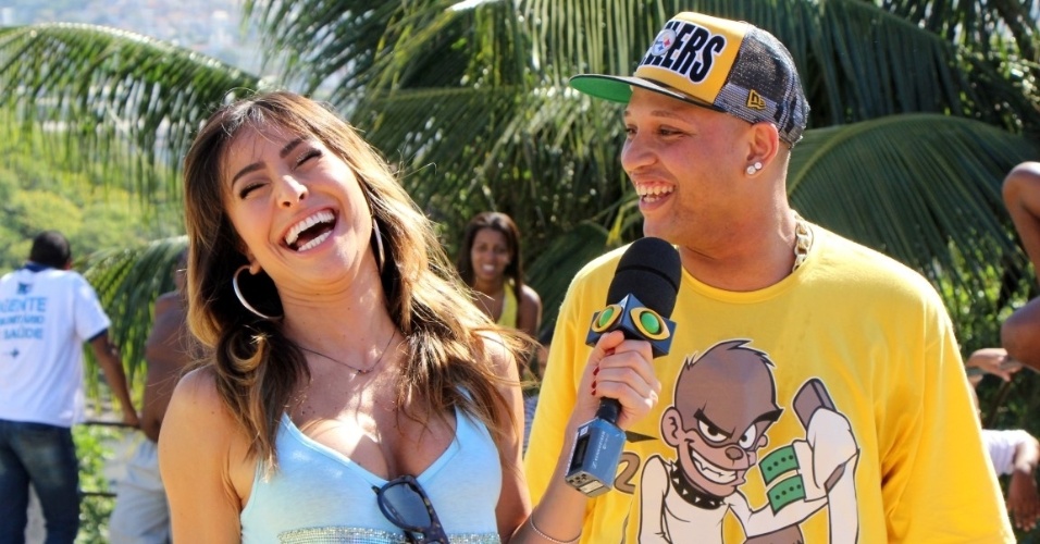 29.abr.2013 - Sabrina Sato entrevista o MC Tarapi, cantor de "Novinha Safadinha", durante gravação do quadro "Funk Zike da Comunidade" para o "Pânico". As filmagens aconteceram no Morro da Providência, no Rio de Janeiro