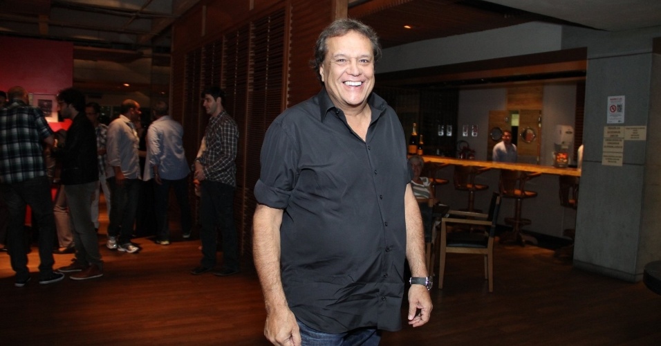 29.abr.2013: O diretor de "Sangue Bom", Dennis Carvalho, chega à churrascaria Fogo de Chão, no Rio