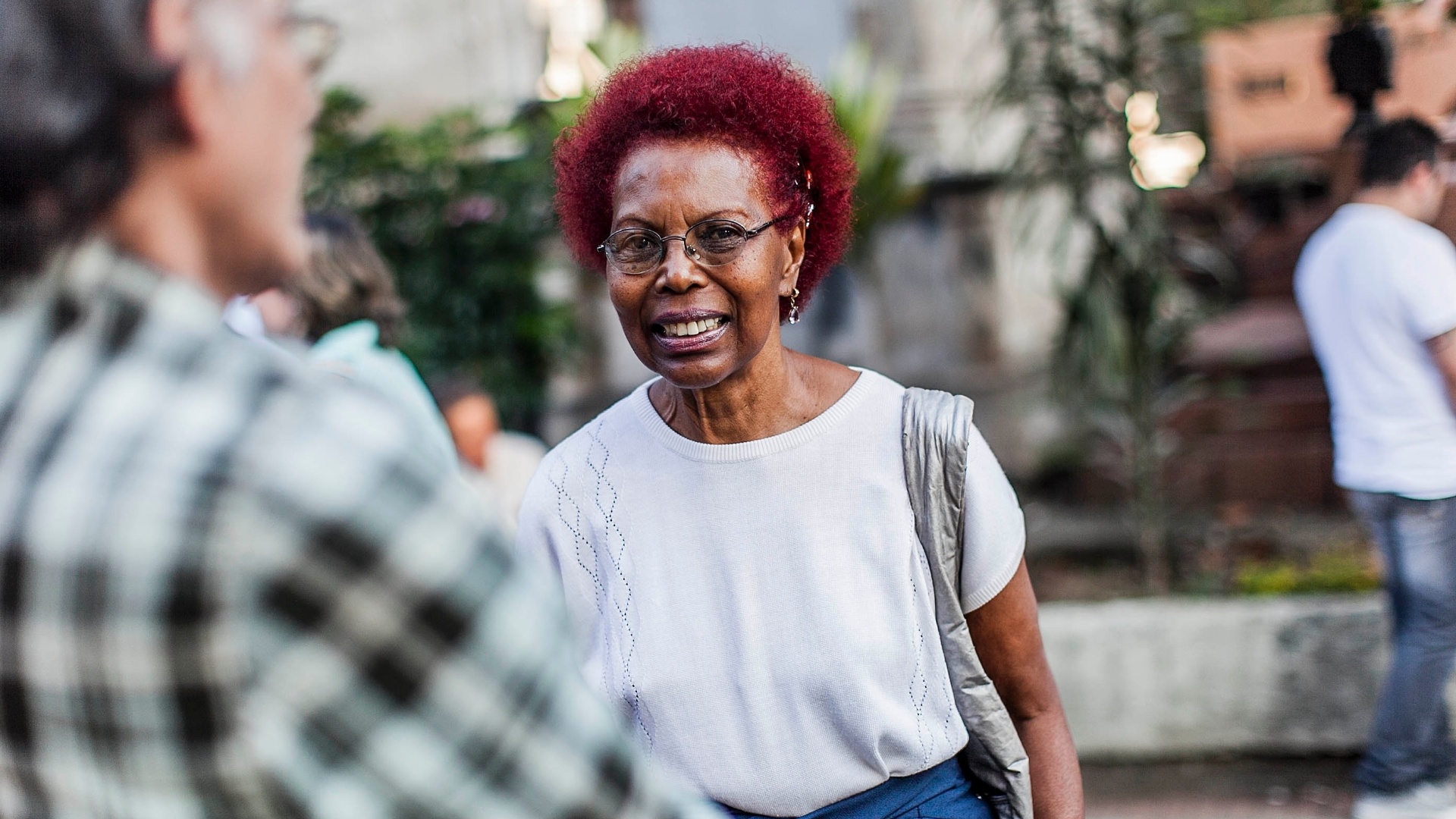29.abr.2103 - A cantora Yara Marques comparece ao enterro do compositor Paulo Vanzolini - Leonardo Soares / UOL