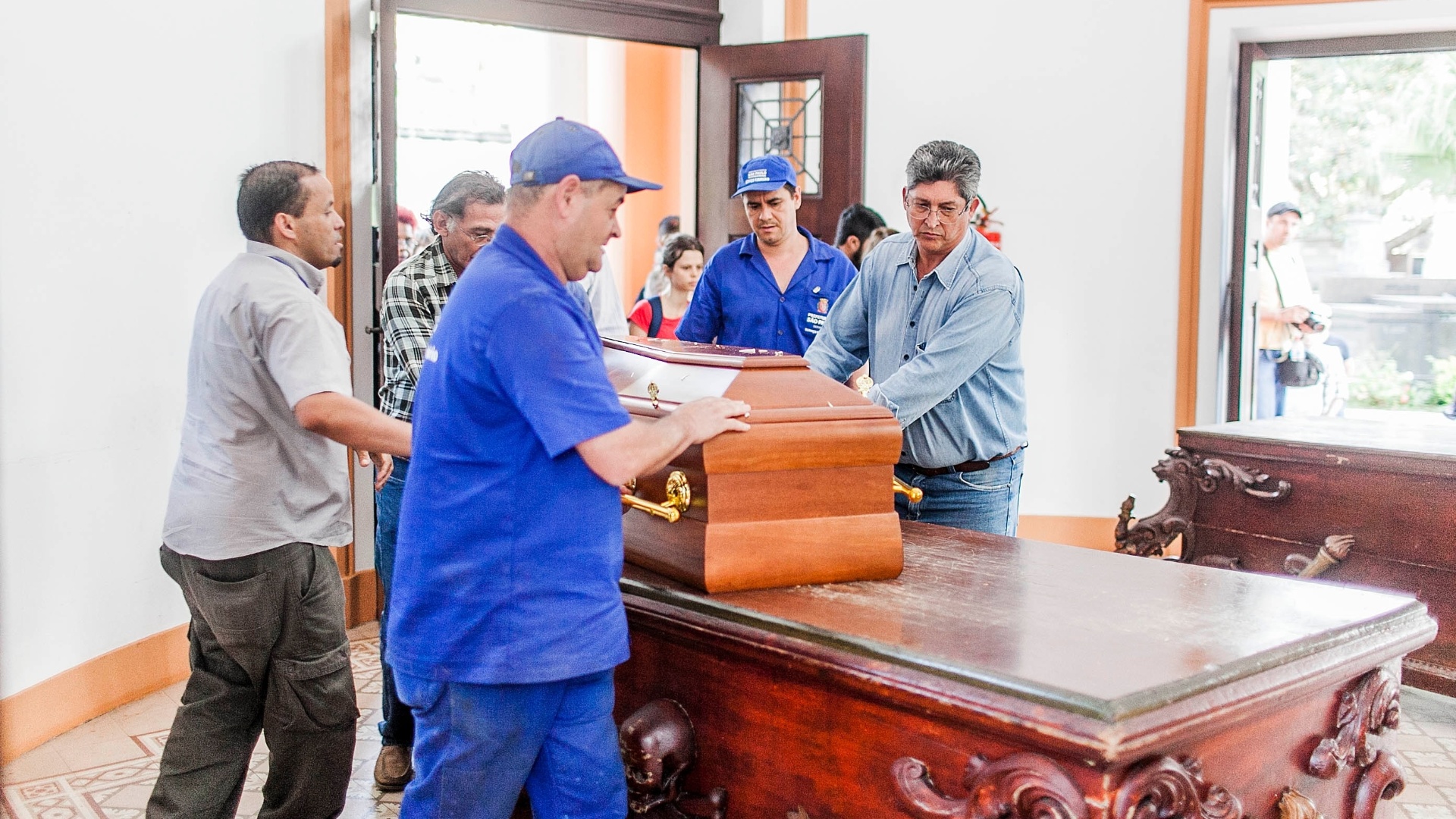 29.abr.2103 - Caixão chega a capela dentro do Cemitério da Consolação para a realização de oração - Leonardo Soares / UOL