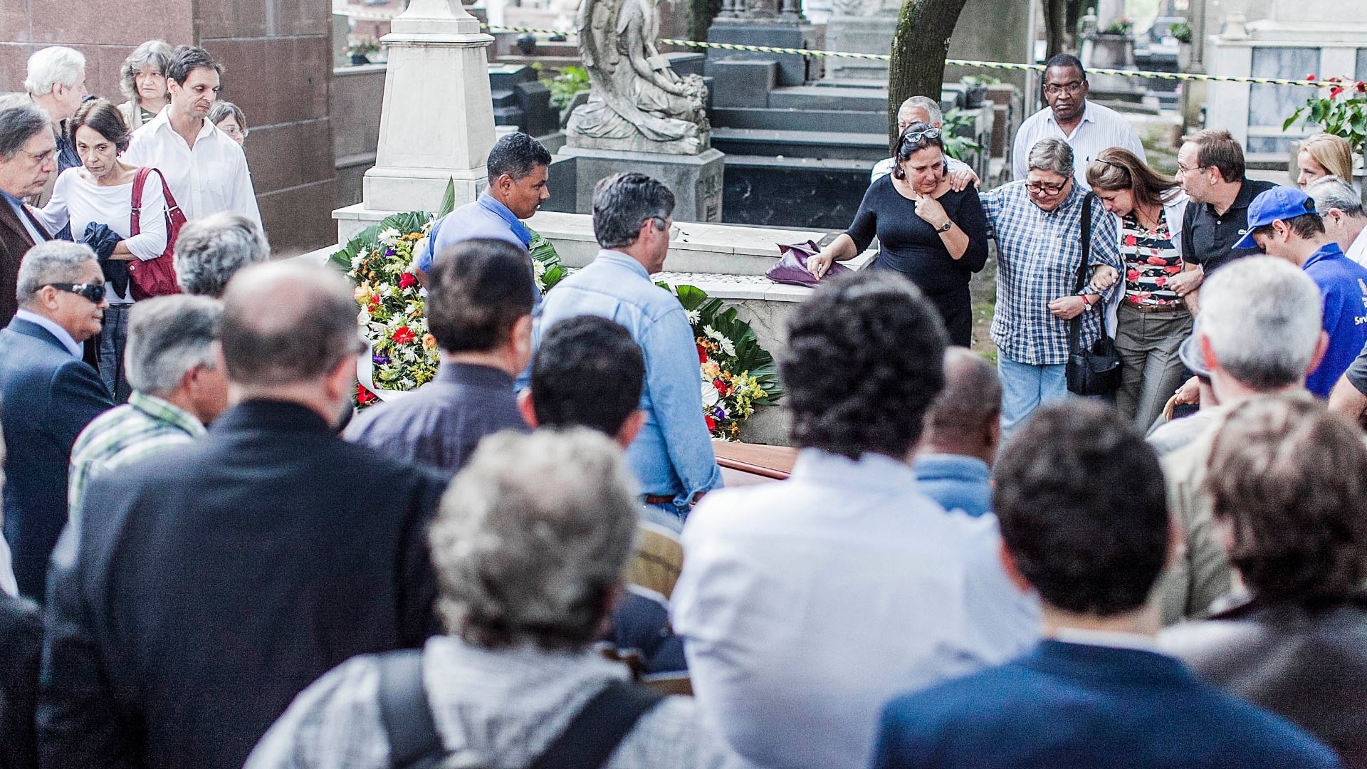 29.abr.2103 - Corpo de Paulo Vanzolini é enterrrado no Cemitério da Consolação em São Paulo. - Leonardo Soares / UOL