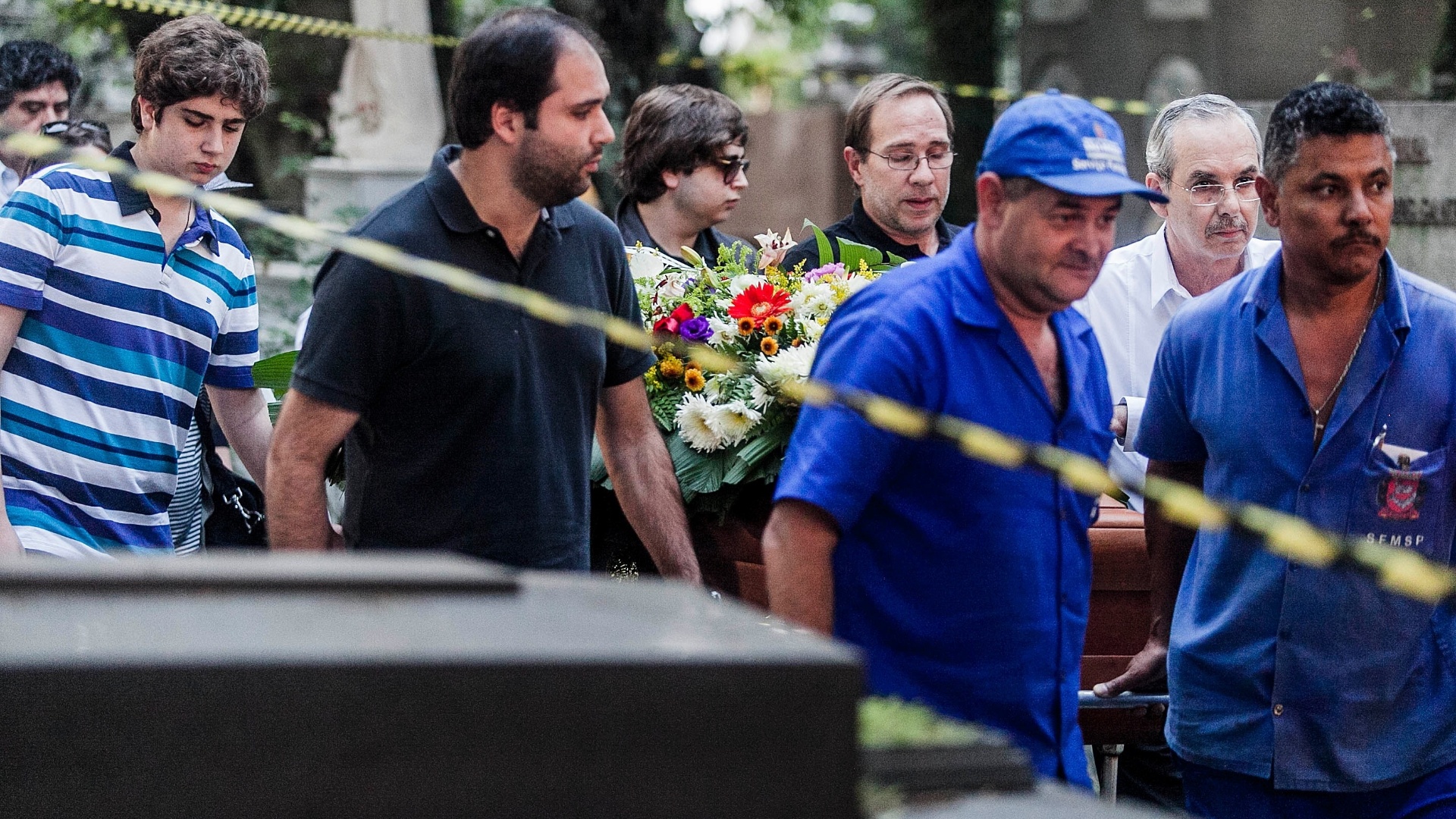 29.abr.2103 - Corpo de Paulo Vanzolini é transportado para o sepultamento em São Paulo - Leonardo Soares / UOL