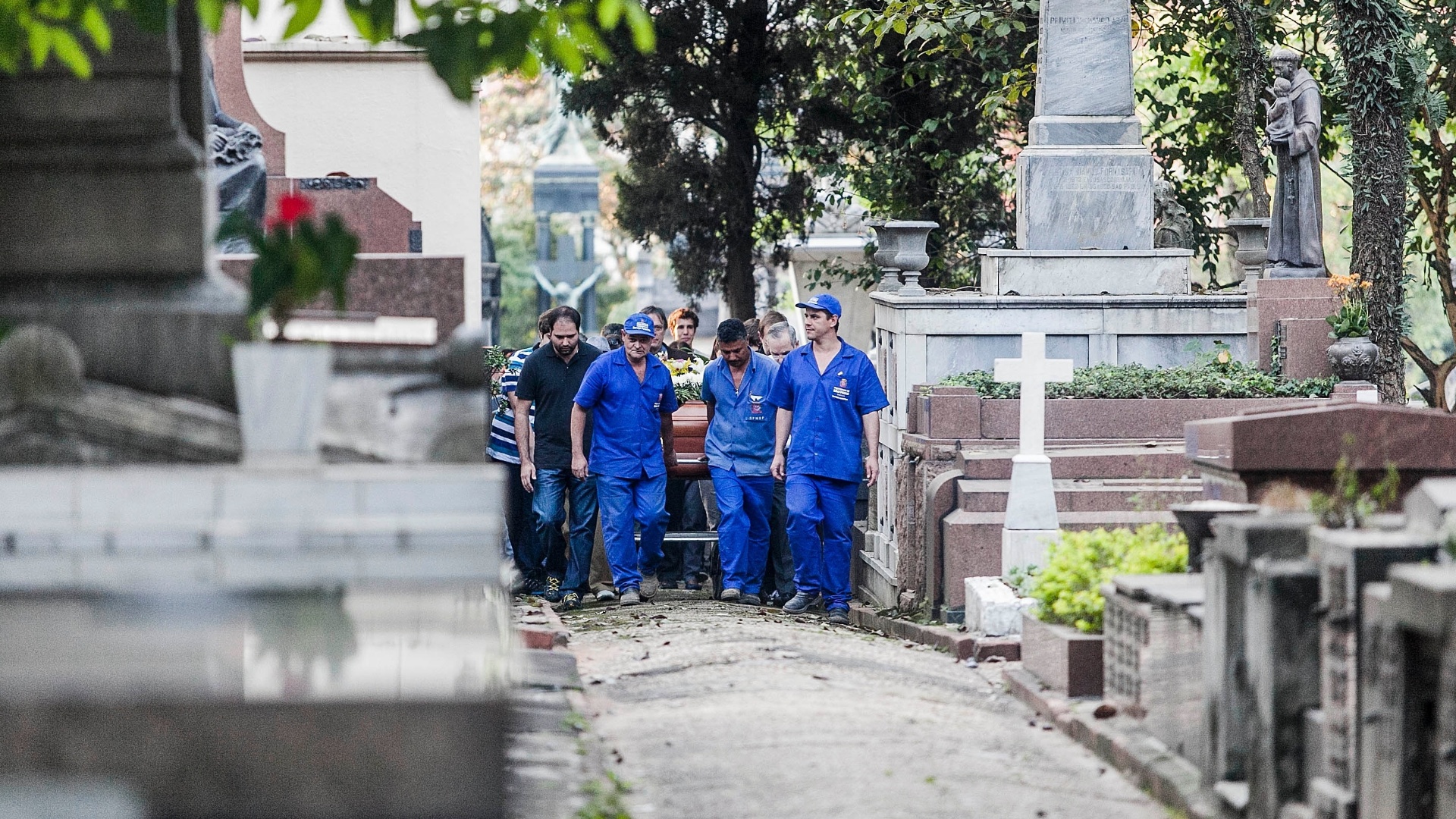 29.abr.2103 - Corpo de Paulo Vanzolini é transportado para o sepultamento em São Paulo - Leonardo Soares / UOL