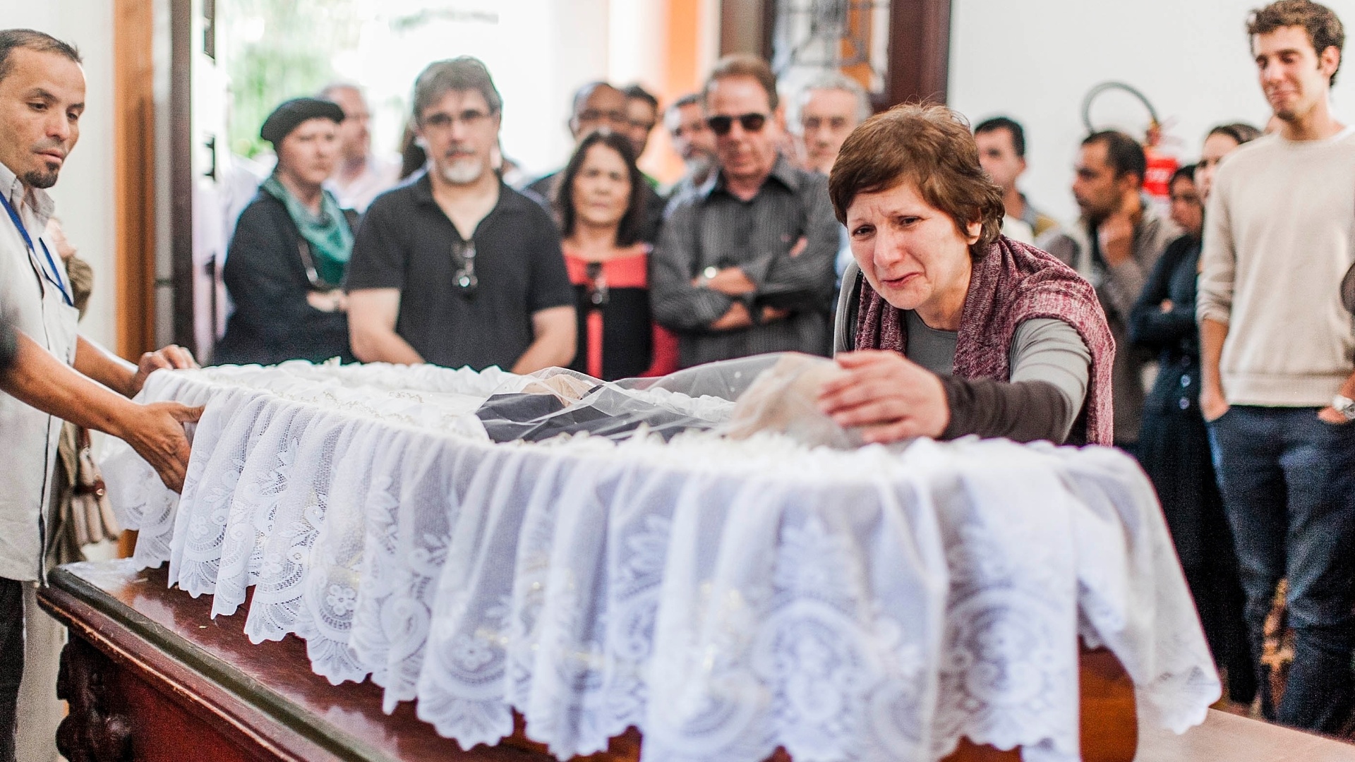 29.abr.2103 - Ana Bernardo, companheira de Paulo, chora a morte do compositor, aos 89 anos - Leonardo Soares / UOL