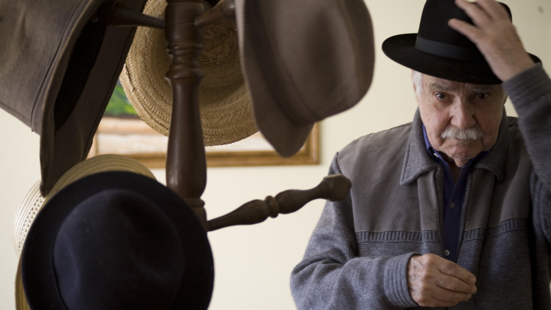 29.out.2010 - Paulo Vanzolini experimenta seus chapéus em sua casa, em São Paulo (SP) - Silvia Zamboni/Folhapress