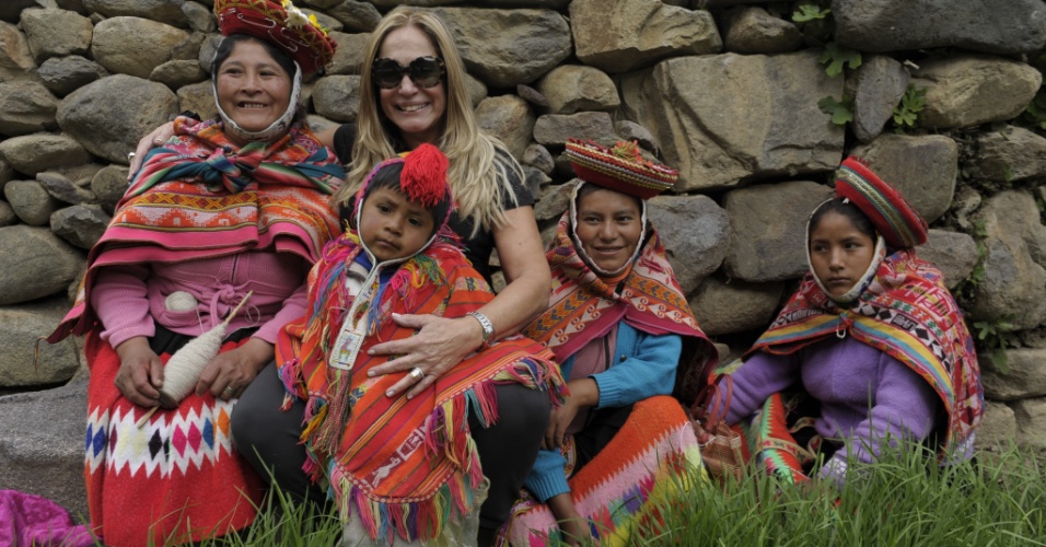 Atriz Susana Vieira posa com peruanas na cidade de Ollantaytambo, no Peru