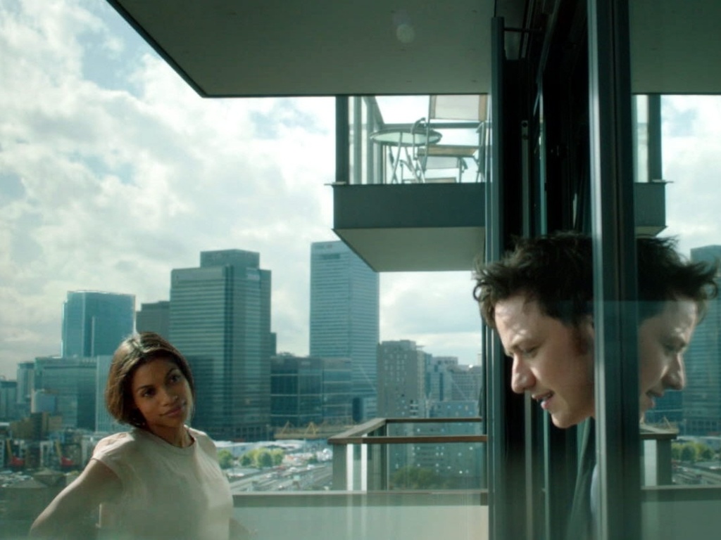James McAvoy e Rosario Dawson em cena de "Em Transe", de Danny Boyle - EFE/Fox Searchlight