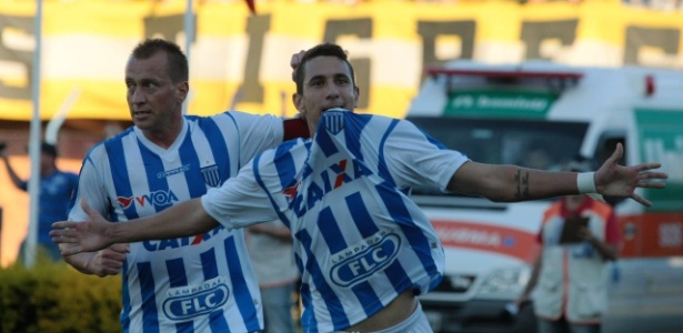 Marquinhos e Higor comemoram gol do Avaí em vitória sobre o Criciúma