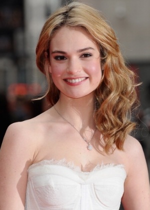 A atriz Lily James durante o The Laurence Olivier Awards na Royal Opera House em Londres, Inglaterra - Ben A. Pruchnie/Getty Images