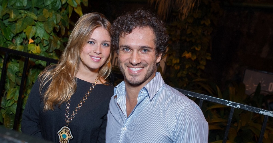 29.abr.2013 - Juliana Pereira e Paulo Rocha no aniversário de 24 anos da atriz de "Sangue Bom" Sophie Charlotte em boate na zona sul do Rio de Janeiro