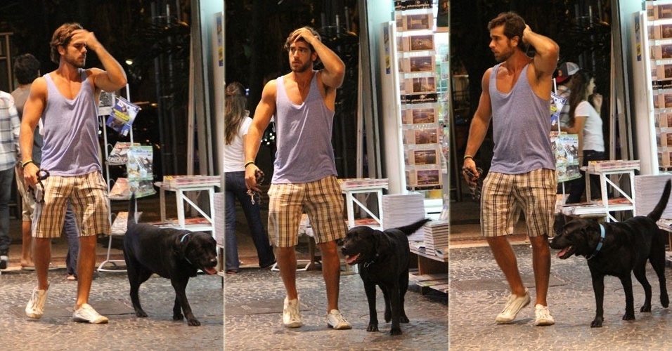 29.abr.2013 - O ator Marcos Pitombo passeia com cachorro no Leblon, no Rio de Janeiro
