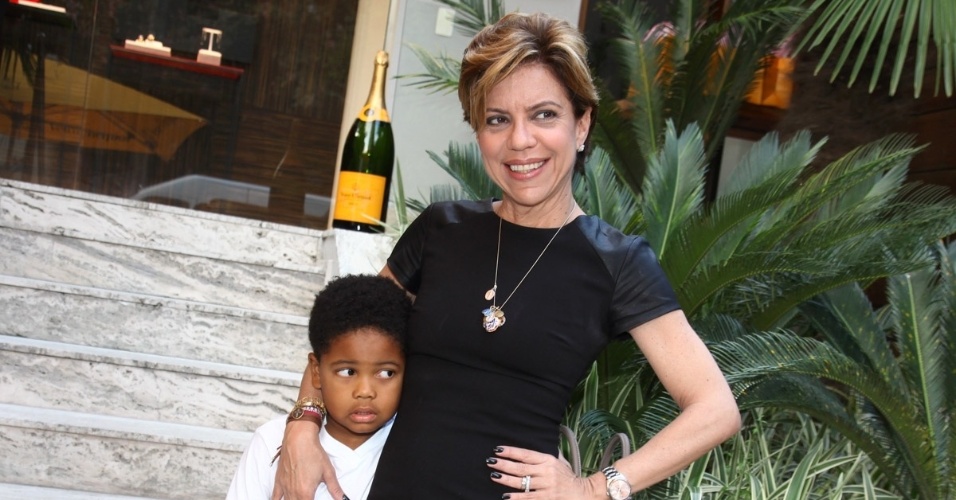 30.abr.2013 - Acompanhada do filho, Gabriel, Astrid Fontenelle prestigiou o lançamento de uma coleção de joias em uma loja em São Paulo