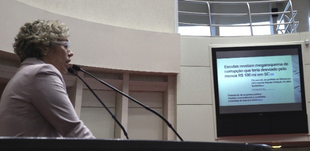 Deputada estadual Ana Paula Lima (PT) discursa na Alesc (Assembleia Legislativa de Santa Catarina), onde exibiu reportagem do UOL - Renan Antunes de Oliveira/UOL