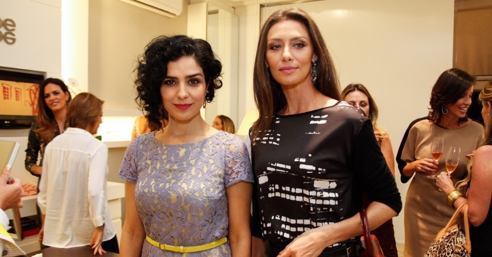 30.abr.2013 - Letícia Sabatella e Maria Fernanda Cândido prestigiaram o lançamento de uma coleção de joias em uma loja em São Paulo