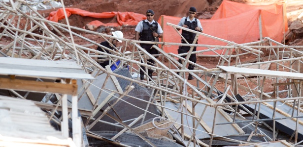 Policiais observam local onde um operário morreu após a queda de um andaime - Sergio Lima/Folhapress