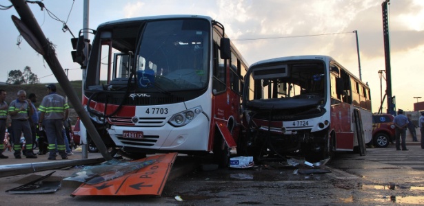 Micro-ônibus se envolvem em acidente próximo à estação Itaquera do metrô; ao menos 29 se feriram - Gero/Futura Press