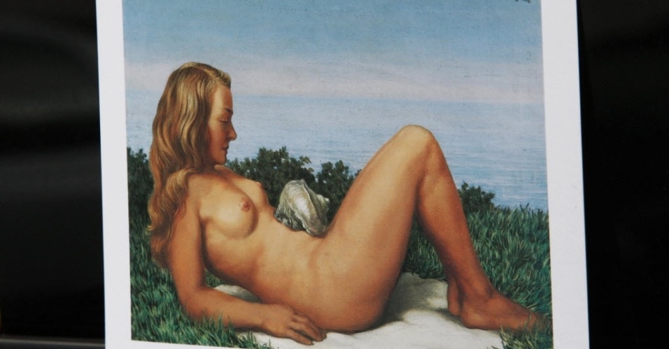 A tela "Olympia", do artista belga René Magritte, que foi roubada por dois homens em um museu em Jette, na Grande Bruxelas (Bélgica), é vista em um cartão postal. - REUTERS/Francois Lenoir