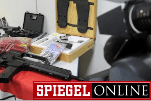 Armas e objetos apreendidos pela polícia alemã durante investigação sobre supostos grupos neonazistas
