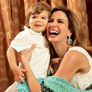 Luciana Gimenez posa com o caçula Lorenzo, 2, para a revista "Contigo"