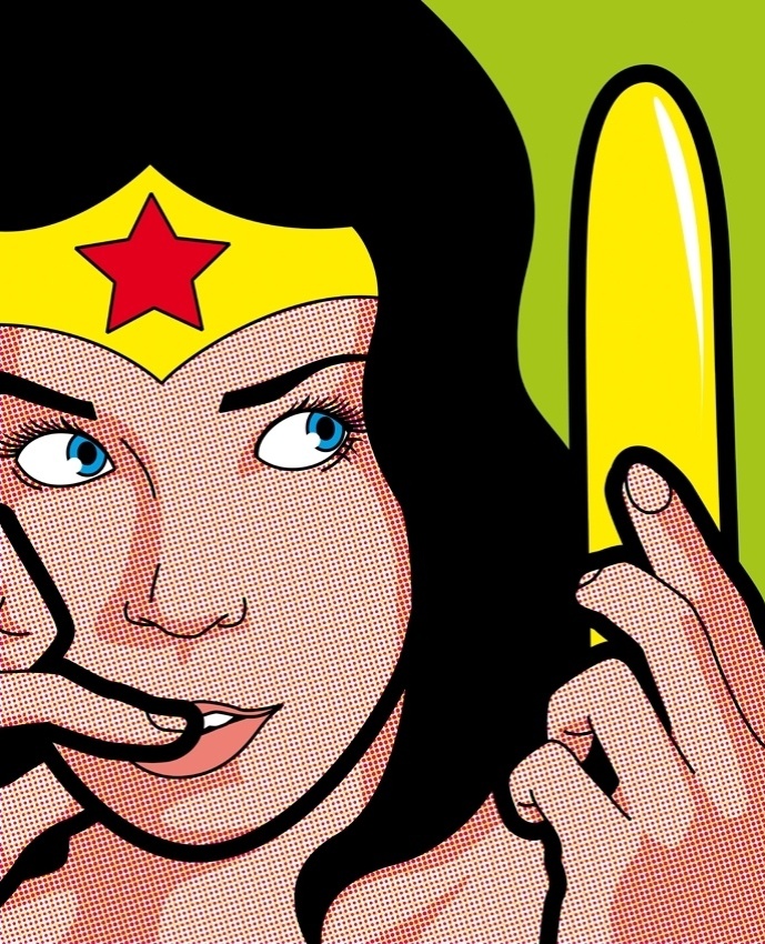 Mulher-Maravilha posa com vibrador que combina com a sua coroa - Grégoire Guillemin