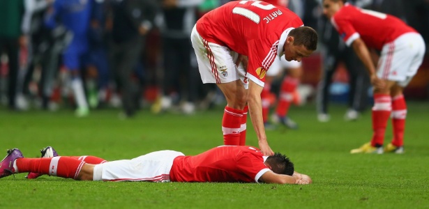 Jogadores do Benfica ficam desolados após a derrota para o Chelsea na Liga Europa - Michael Steele/Getty Images