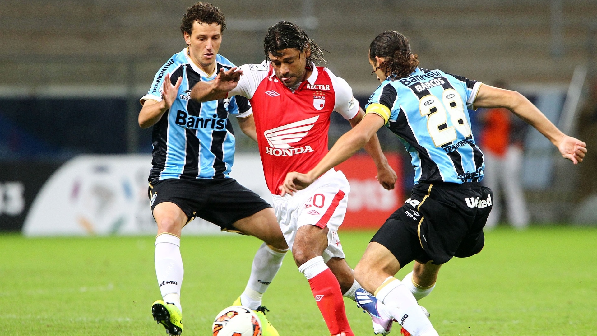 01.05.2013 - Bedoya tenta passar pela marcação de Barcos e Elano no jogo entre Grêmio e Santa Fé - Lucas Uebel/Preview.com